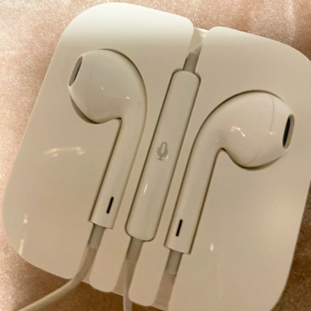 Apple White Wired EarPods with Microphone and volume control. 44 inch cord.